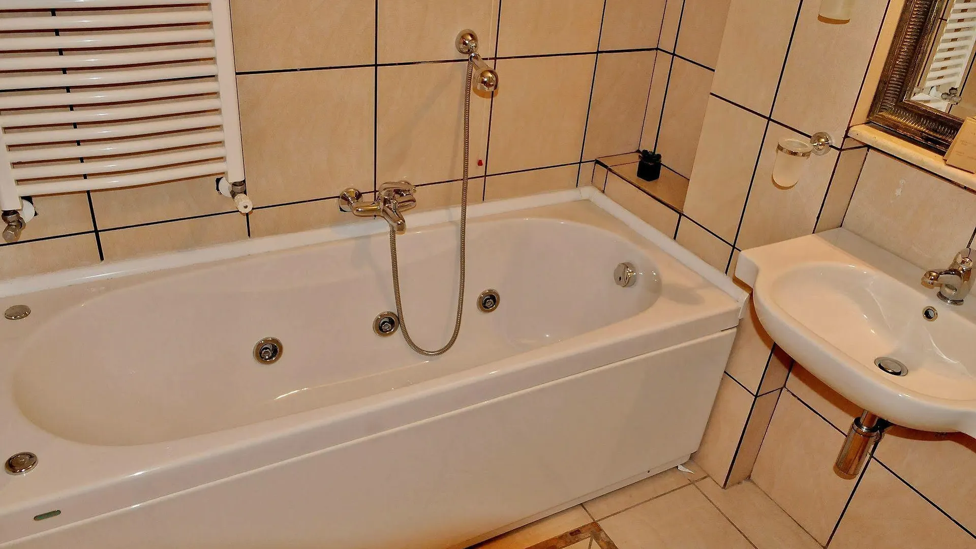 Hotel Rasula Alta Gravina di Catania 3*,